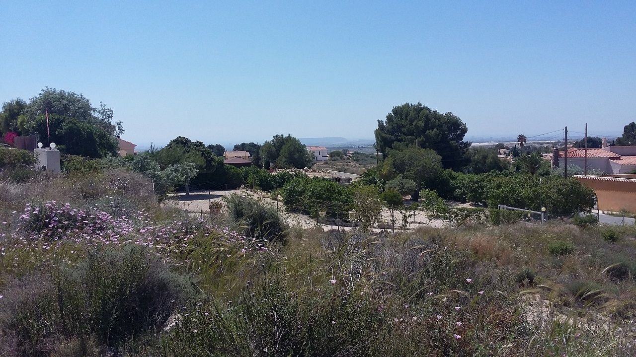 Schönes Grundstück bei Alicante mit Fernsicht